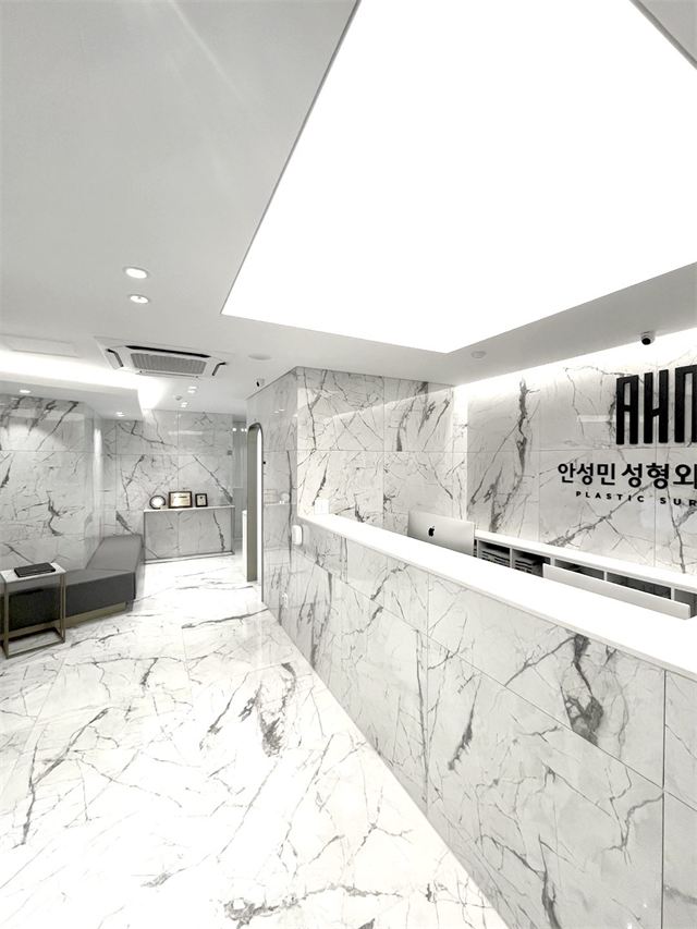 Reception counter and logo wall at Ahn Sung Min Plastic Surgery