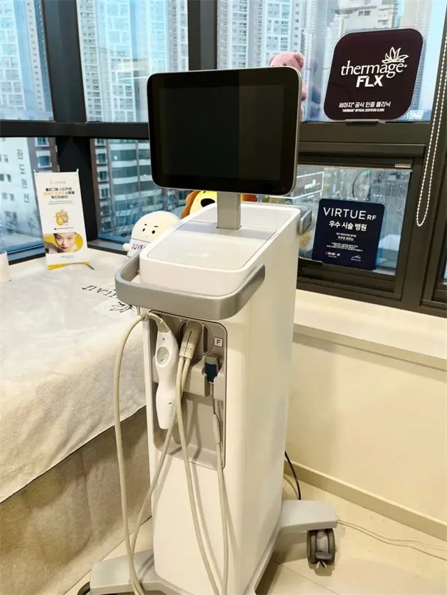 Thermage FLX device next to a treatment bed by the window at Beauty Park Skin Clinic Beomeo