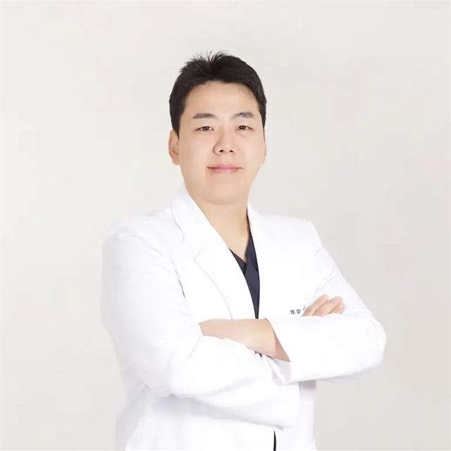 Portrait of Dr. Park Seok-hwan, representative director of Beauty Park Skin Clinic Beomeo