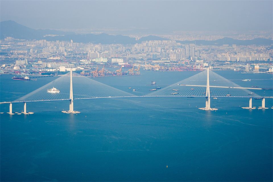 上空から見た仁川大橋と仁川港
