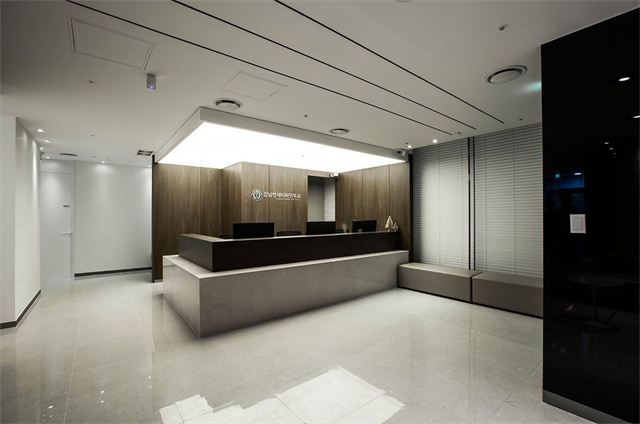 병원 이름 사인이 있는 강남연세이비인후과의원 접수 데스크