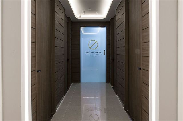 Operating Center 표시 문으로 이어지는 강남연세이비인후과의원 복도