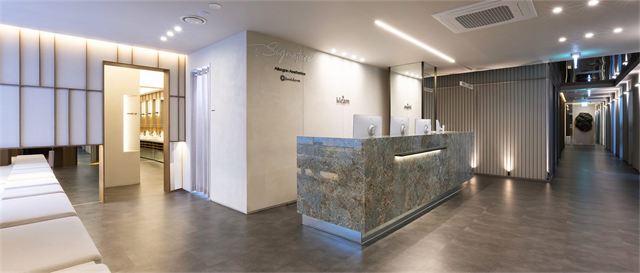 Reception desk and waiting bench on the 5th floor of Kleam Skin Clinic Myeongdong