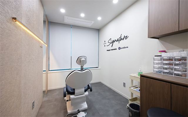Treatment room with a procedure chair at Kleam Skin Clinic Myeongdong