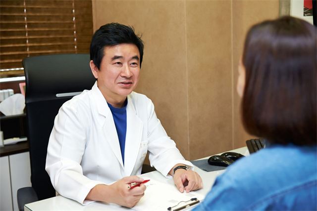 민의원 상담실 책상의 민영수 대표원장