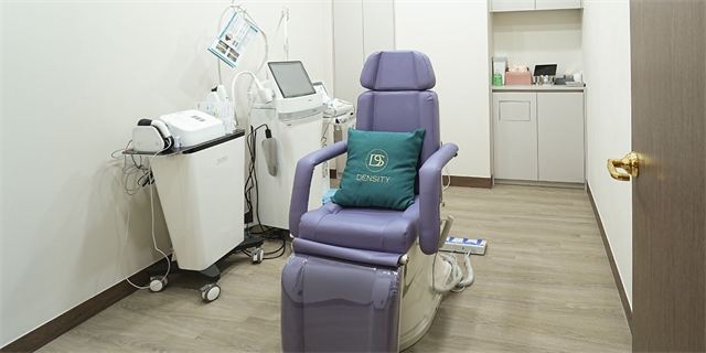 Treatment room with a treatment chair and devices at Oaro Skin Clinic Cheongdam