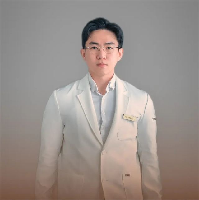 Portrait of Dr. Park Young-jin, Chief Director of Obliv Seoul Origin Skin Clinic