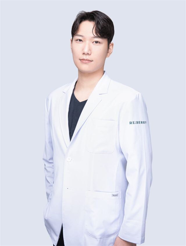 Portrait of Dr. Kim Dong Young of Re:Berry Skin Clinic Yeongjong