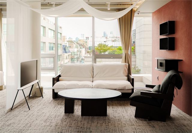 Waiting lounge with a sofa and window at Sartine Skin Clinic