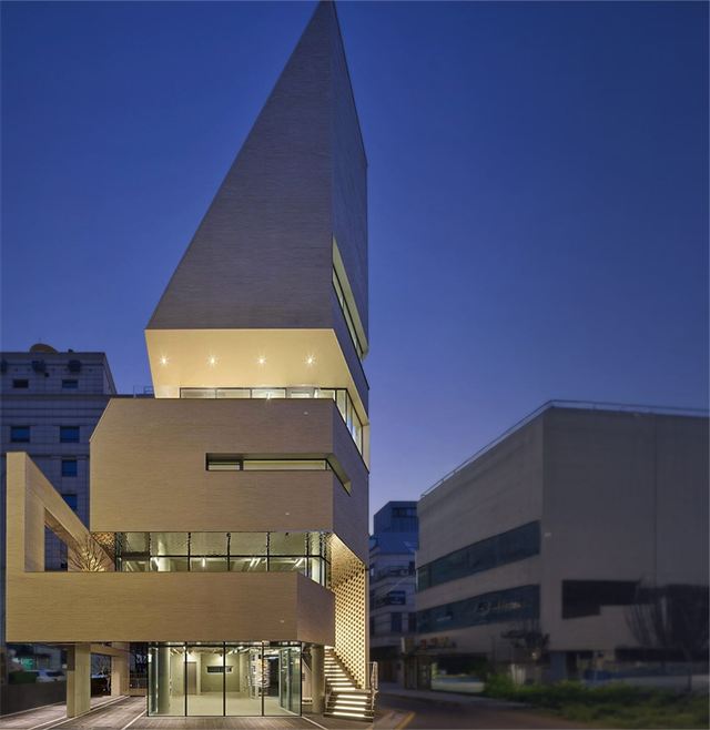 Building of Sartine Skin Clinic at 8 Seolleung-ro 155-gil at dusk