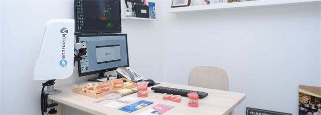 스탠다드치과의원 잠실본점 상담실(3D 안면 스캐너, 모니터, 치아 모형)