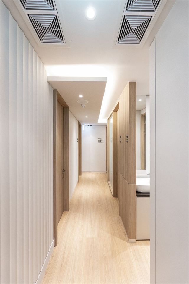 Corridor leading to the treatment and recovery rooms at Will Be Plastic Surgery