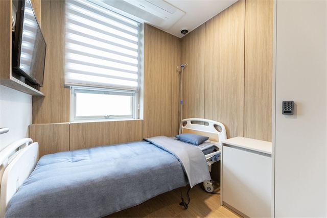 Private recovery room with a hospital bed at Will Be Plastic Surgery