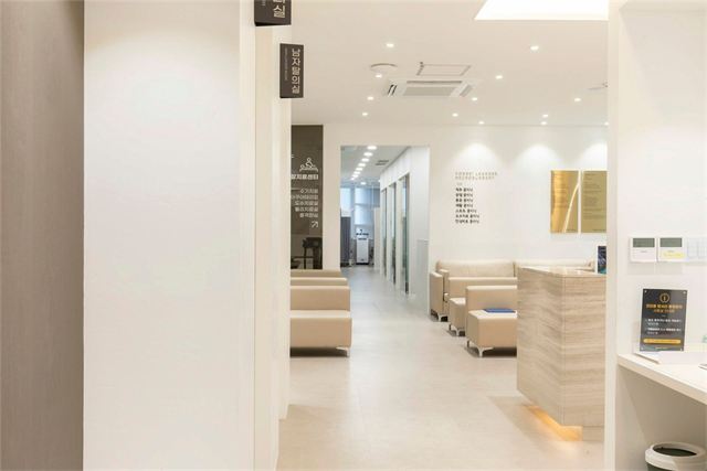 연세리더스신경외과의원 접수대 옆 복도의 대기 좌석
