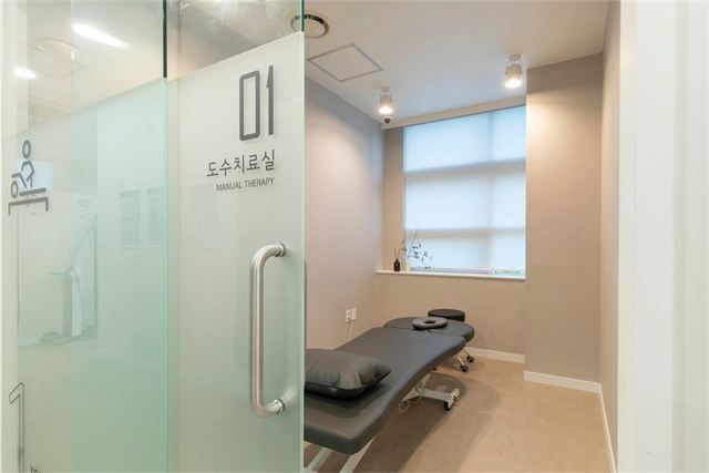 연세리더스신경외과의원 01 도수치료실